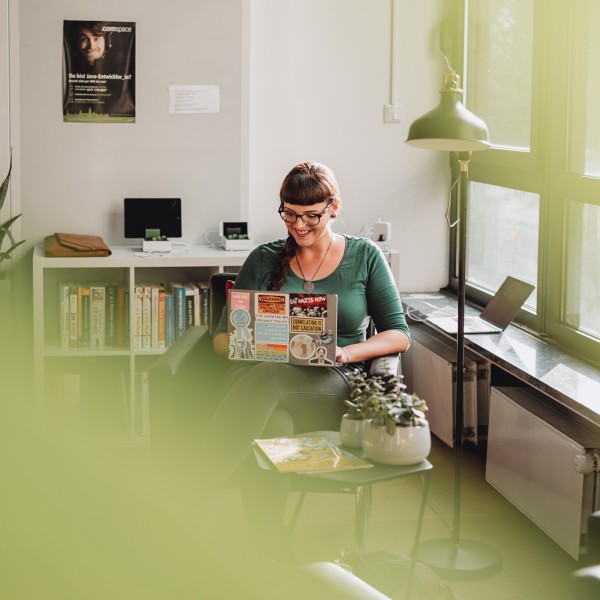 Mitarbeiterin arbeitet am Laptop in einem hellen Büro