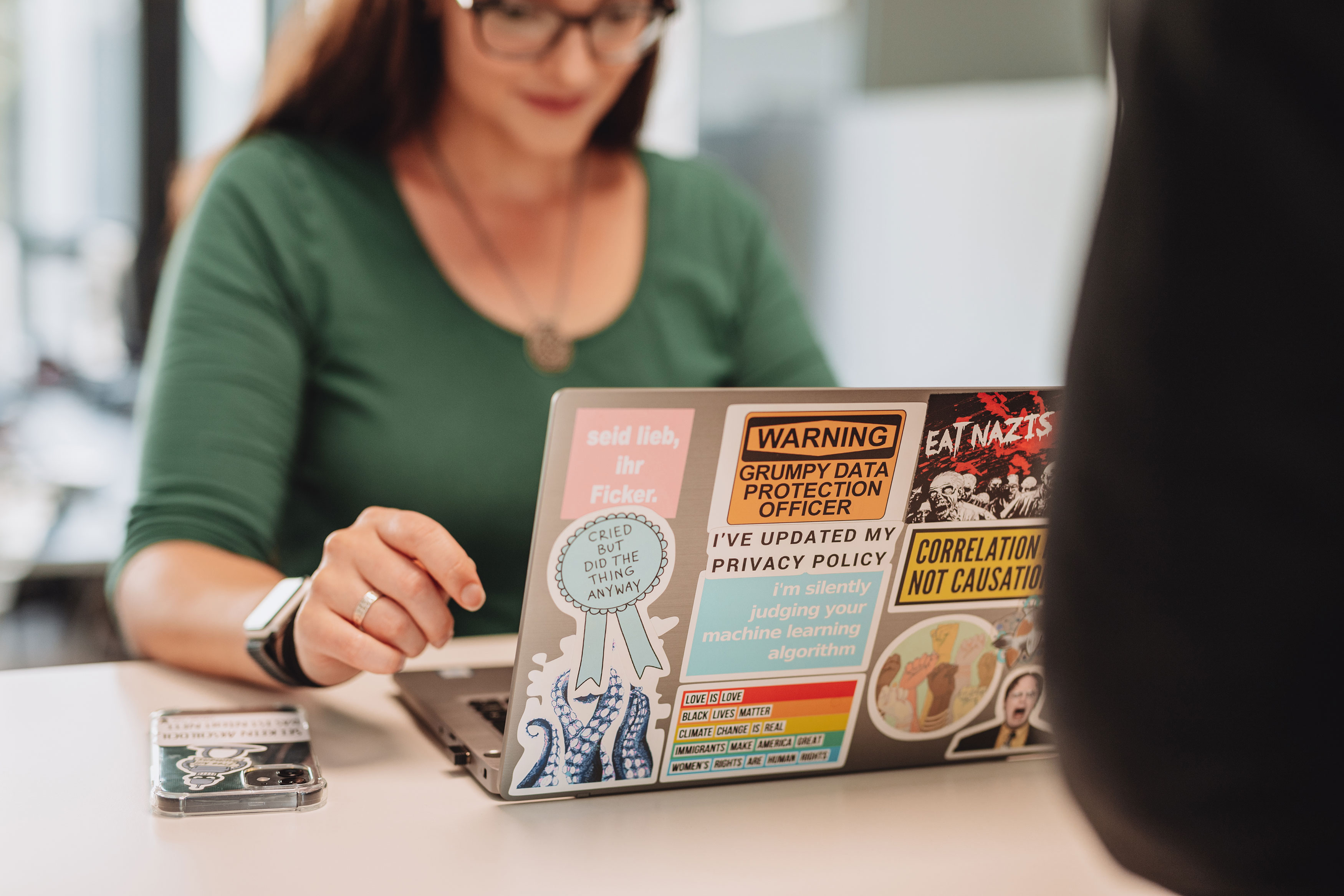 Frau arbeitet am Laptop