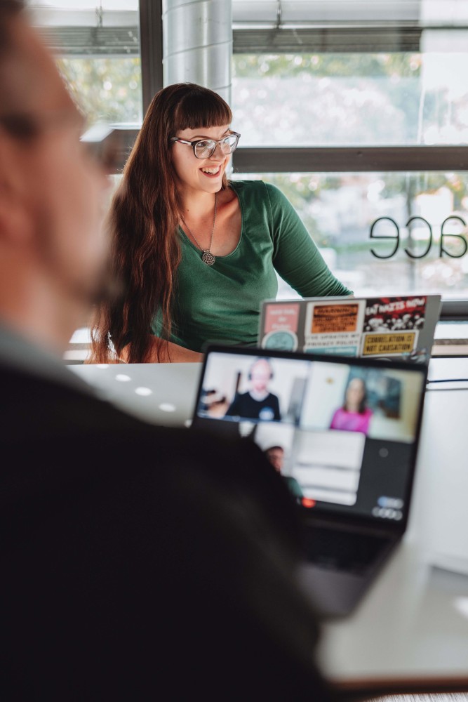 Zwei Angestellte arbeiten am Laptop