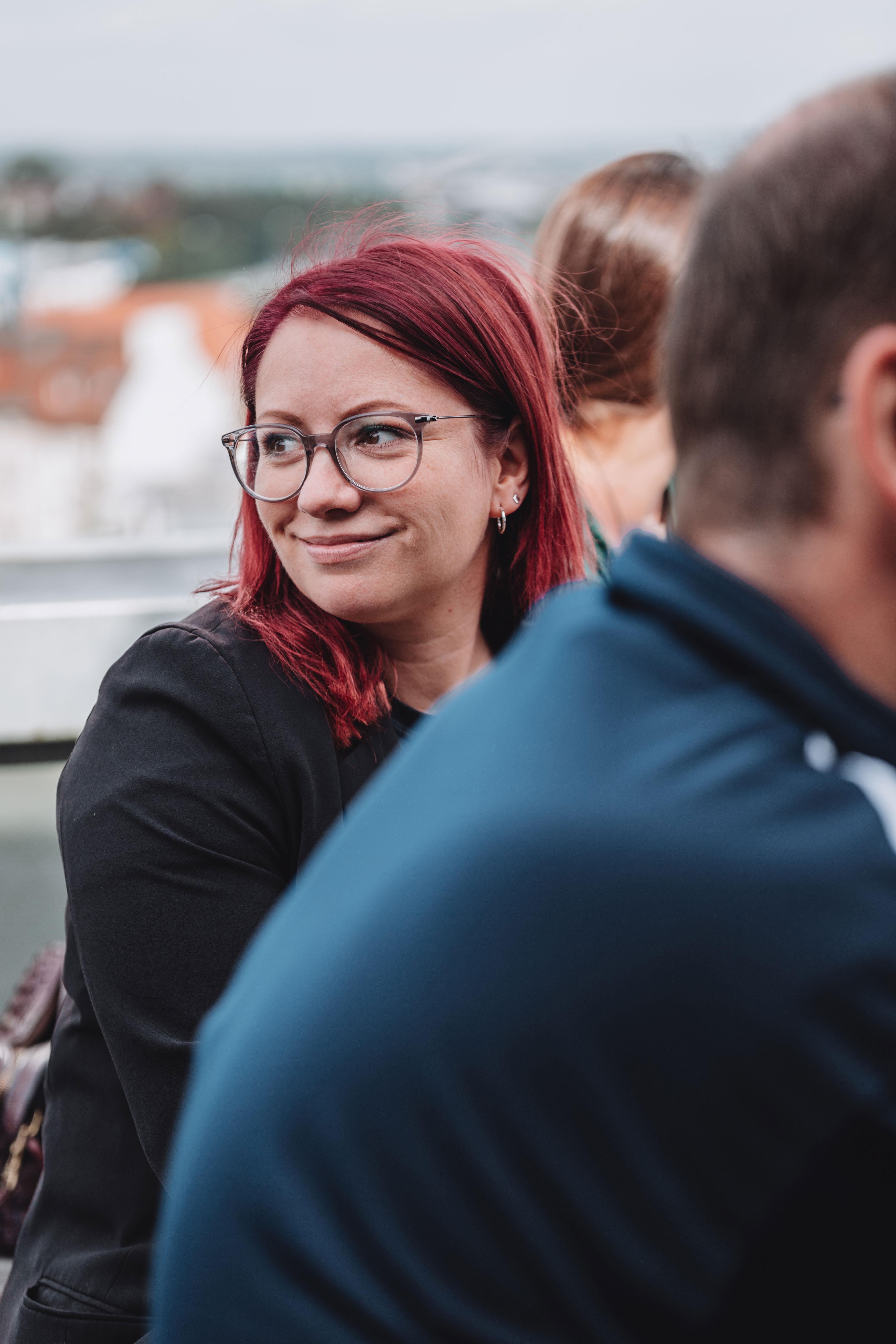 Sylvia beim Pizzaessen auf der Dachterrasse