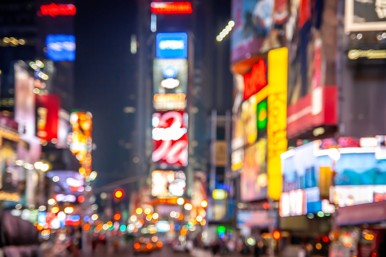 Time Square bei Nacht mit leuchtenden Werbetafeln