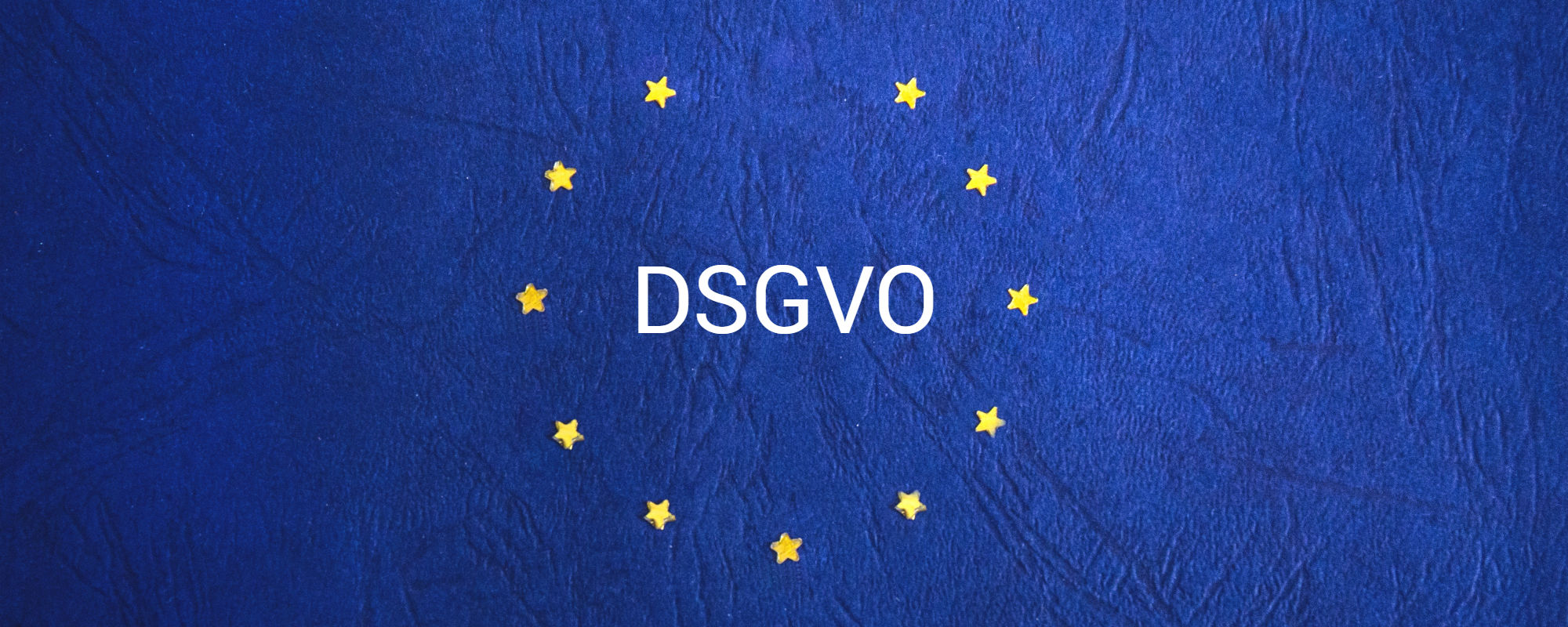 DSGVO Schriftzug auf blauem Hintergrund