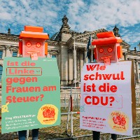 Wahlomatinnen vor Reichstag Berlin Werbeplakat Bundestagswahl